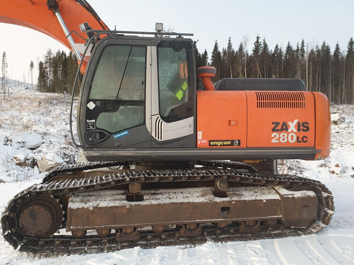Šlaitų formavimo ir reljefo tvarkymo darbai Vilniuje atliekami ekskavatoriumi